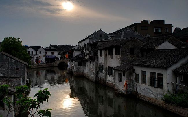 今日太湖钓叟钱庄快报图，水乡渔歌与金融新潮的交响曲